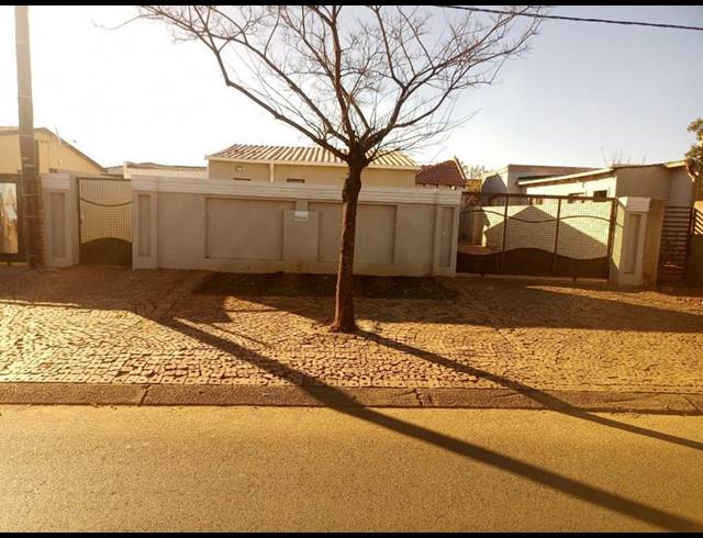 4 BEDROOM HOUSE FOR SALE IN PROTEA GLEN EXT